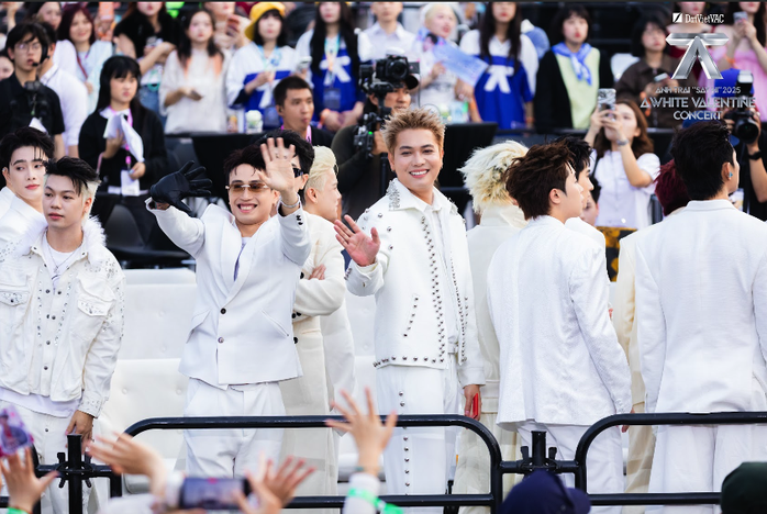 D&agrave;n anh trai "say hi" l&agrave;m n&ecirc;n khoảnh khắc tự h&agrave;o với l&aacute; cờ đỏ sao v&agrave;ng - Ảnh 6.