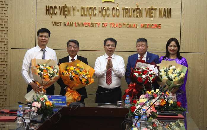 Bổ nhiệm lại bốn ph&oacute; gi&aacute;o sư năm ng&agrave;nh Y- Dược học cổ truyền - Ảnh 1.