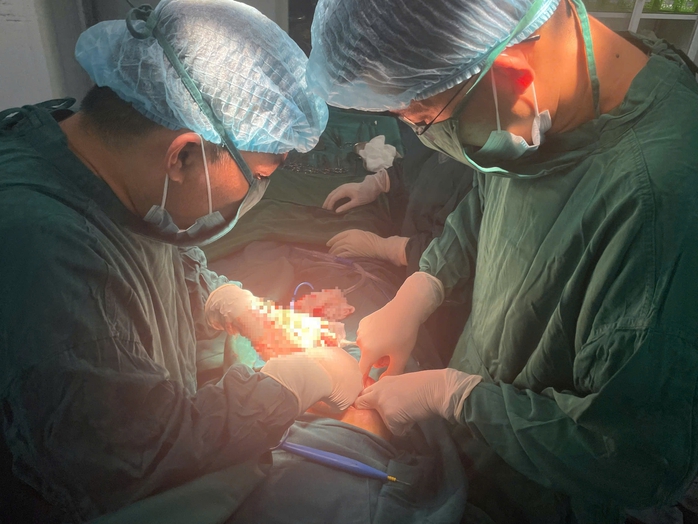 Cấp cứu thành công sản phụ bị u nang buồng trứng biến chứng xoắn hoại tử - Ảnh 1.