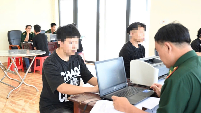 Tiếp nhận 344 c&ocirc;ng d&acirc;n Việt Nam từ Campuchia qua Cửa khẩu quốc tế Hoa Lư - Ảnh 1.