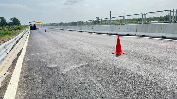 L&atilde;nh đạo Ban QLDA Mỹ Thuận giải th&iacute;ch về việc tạm dừng khai th&aacute;c cao tốc Hậu Giang &ndash; C&agrave; Mau - Ảnh 1.