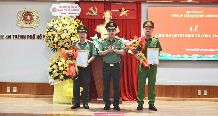 C&ocirc;ng an TPHCM c&ocirc;ng bố quyết định bổ nhiệm chức danh tư ph&aacute;p 2 l&atilde;nh đạo - Ảnh 2.
