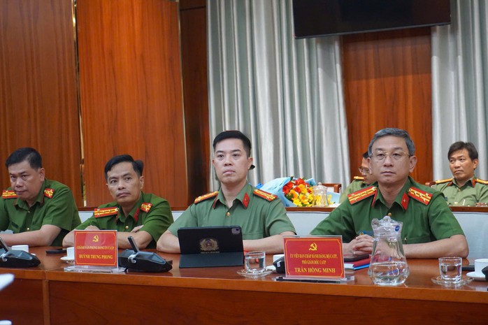 C&ocirc;ng an TPHCM c&ocirc;ng bố quyết định bổ nhiệm chức danh tư ph&aacute;p 2 l&atilde;nh đạo - Ảnh 4.