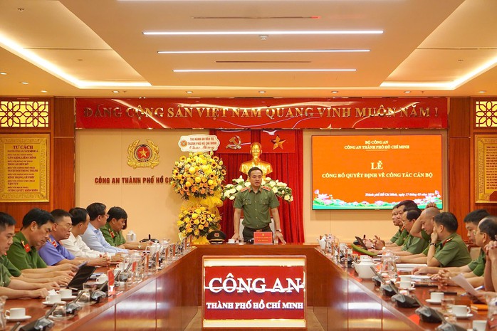 C&ocirc;ng an TPHCM c&ocirc;ng bố quyết định bổ nhiệm chức danh tư ph&aacute;p 2 l&atilde;nh đạo - Ảnh 1.
