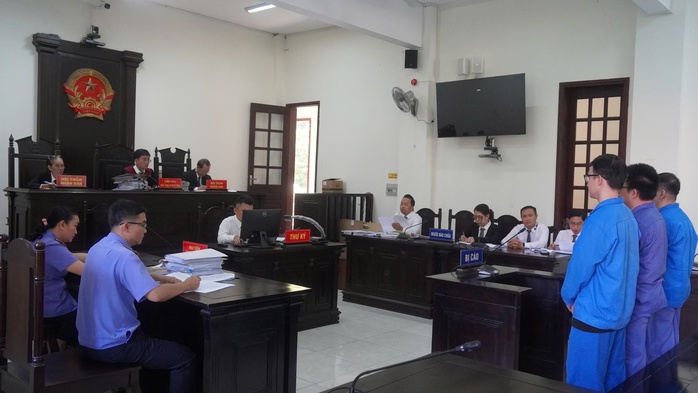 C&aacute;n bộ Đo&agrave;n phường b&aacute;n giấy x&aacute;c nhận l&agrave;m t&igrave;nh nguyện giả cho sinh vi&ecirc;n l&atilde;nh &aacute;n t&ugrave; - Ảnh 1.