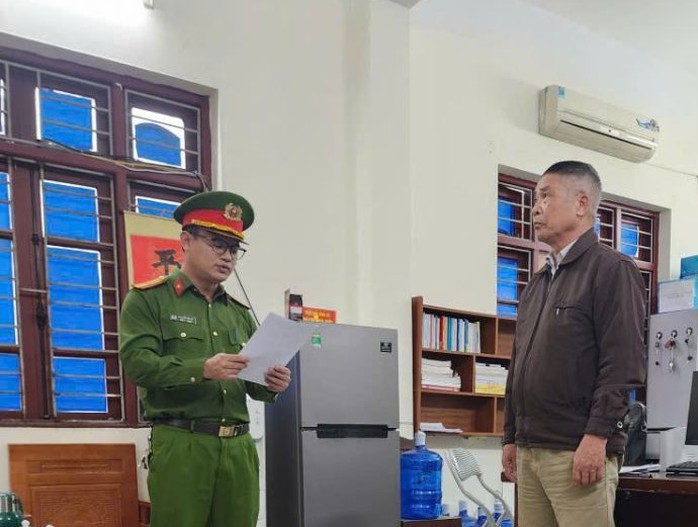 “Bán chui” 16 thửa đất, nguyên bí thư chi bộ và trưởng thôn bị khởi tố - Ảnh 1.