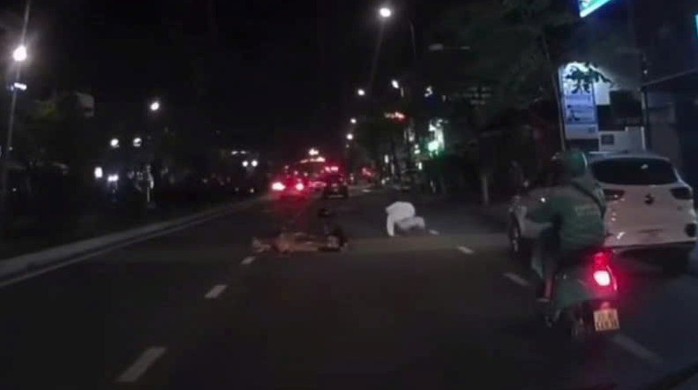 &Ocirc; t&ocirc; 7 chỗ g&acirc;y tai nạn tại Đ&agrave; Nẵng rồi bỏ chạy: H&agrave;nh vi đ&aacute;ng l&ecirc;n &aacute;n - Ảnh 1.