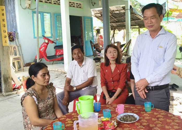 Thăm hỏi, động vi&ecirc;n gia đ&igrave;nh 2 nạn nh&acirc;n tử vong do điện giật ở C&agrave; Mau - Ảnh 1.