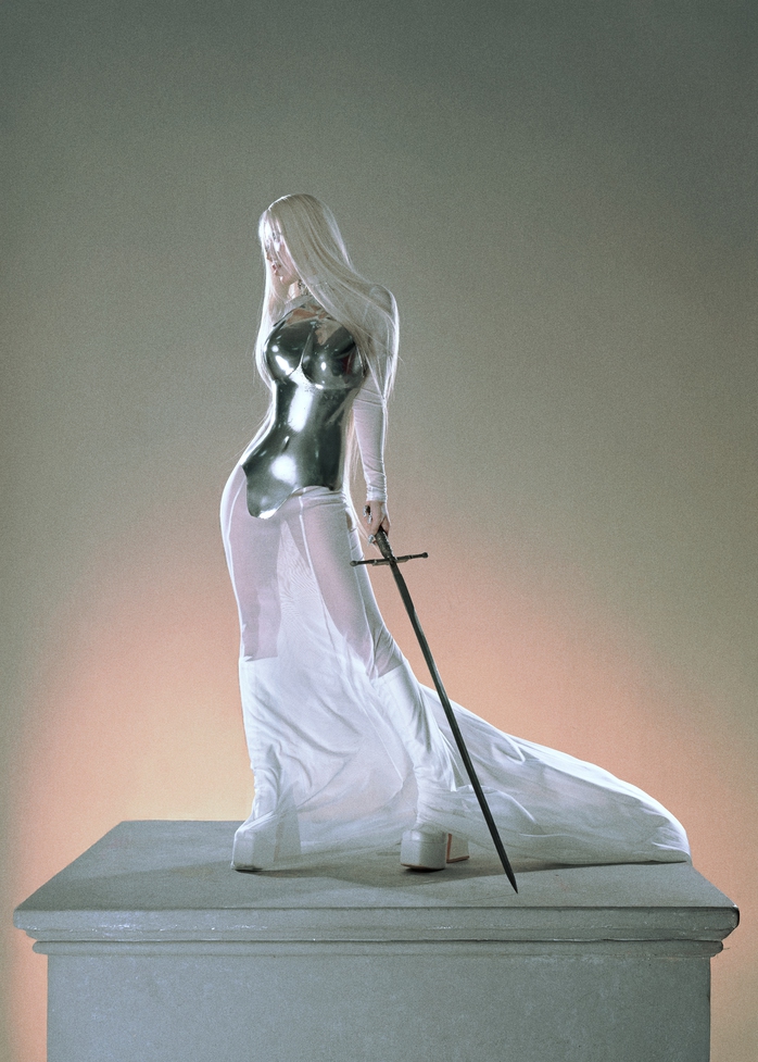 Ph&ugrave;ng Kh&aacute;nh Linh với m&oacute;n qu&agrave; đặc biệt  - Ảnh 1.