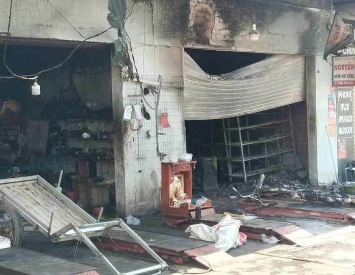 Ch&aacute;y nh&agrave; tại Vĩnh Long , 2 anh em tử vong do sạc b&igrave;nh xe đạp điện - Ảnh 1.