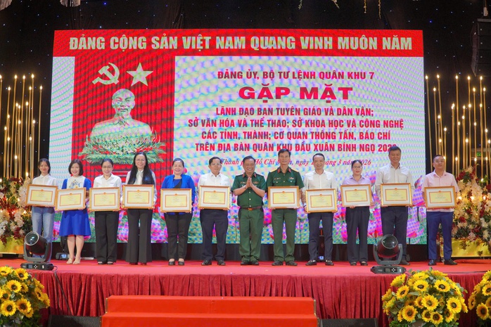 Đưa c&ocirc;ng t&aacute;c tuy&ecirc;n truyền về Qu&acirc;n khu 7 đi v&agrave;o thực chất, hiệu quả cao - Ảnh 6.