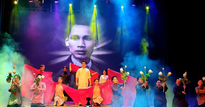 Nghệ sĩ Minh Hải, h&aacute;o hức t&aacute;i diễn vở "Nợ nước non", h&oacute;a th&acirc;n nh&acirc;n vật B&aacute;c Hồ tr&ecirc;n s&acirc;n khấu - Ảnh 1.