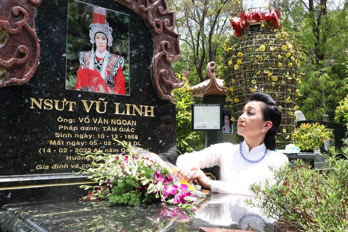 NSƯT Thanh Thanh T&acirc;m viếng mộ Vũ Linh, thắp hương tri &acirc;n c&aacute;c nghệ sĩ tiền bối - Ảnh 1.