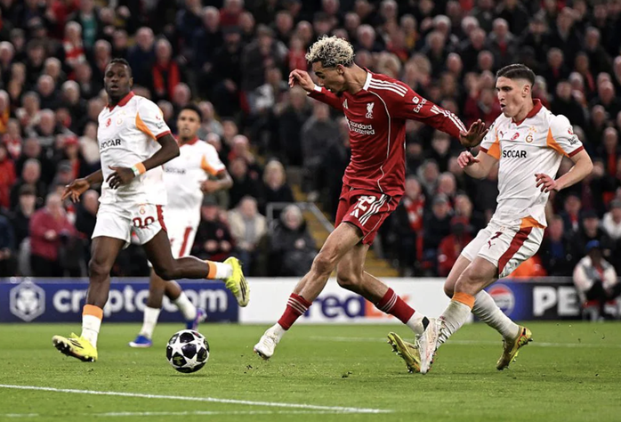 Liverpool đ&egrave; bẹp Galatasaray, hi&ecirc;n ngang v&agrave;o tứ kết Champions League - Ảnh 3.