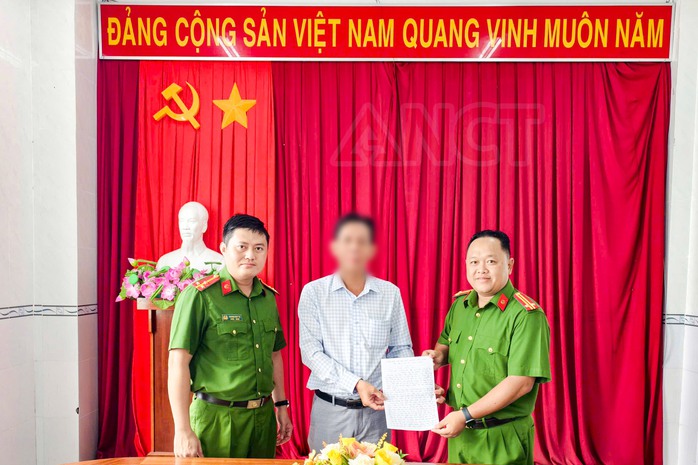 C&ocirc;ng an Cần Thơ hỗ trợ người d&acirc;n nhận lại gần 1 tỉ đồng chuyển nhầm - Ảnh 1.