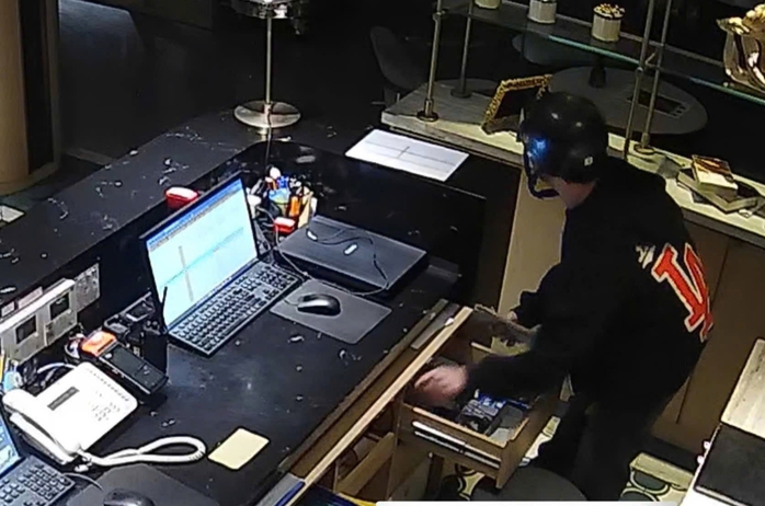 C&ocirc;ng an TPHCM bắt kẻ đột nhập kh&aacute;ch sạn trộm 11 triệu đồng - Ảnh 1.