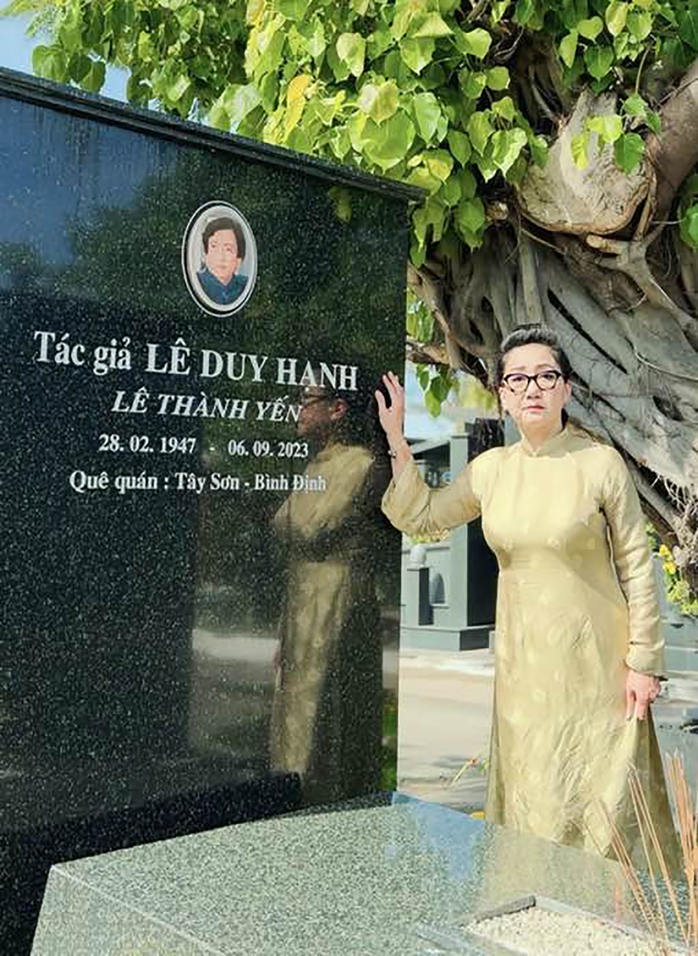 NSƯT Thanh Thanh T&acirc;m viếng mộ Vũ Linh, thắp hương tri &acirc;n c&aacute;c nghệ sĩ tiền bối - Ảnh 3.