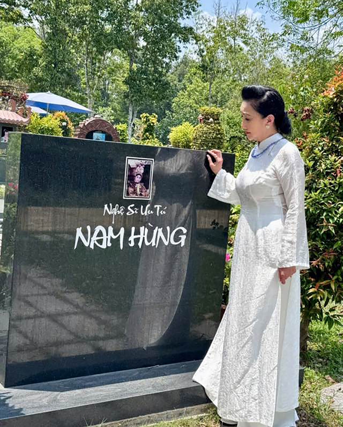 NSƯT Thanh Thanh T&acirc;m viếng mộ Vũ Linh, thắp hương tri &acirc;n c&aacute;c nghệ sĩ tiền bối - Ảnh 6.