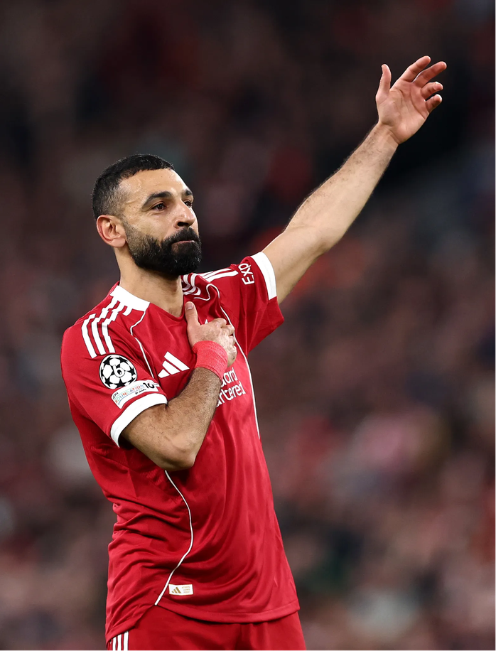 Tiền đạo Galatasaray phải thở oxy, Salah đi v&agrave;o lịch sử Champions League - Ảnh 2.