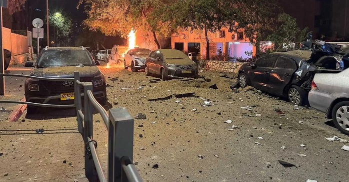 Iran đe dọa 5 nh&agrave; m&aacute;y điện lớn của Israel, nh&agrave; sản xuất V&ograve;m Sắt d&iacute;nh đ&ograve;n? - Ảnh 2.