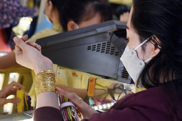 Gi&aacute; v&agrave;ng h&ocirc;m nay, 19-3: V&agrave;ng thế giới giảm s&acirc;u 183 USD - Ảnh 1.