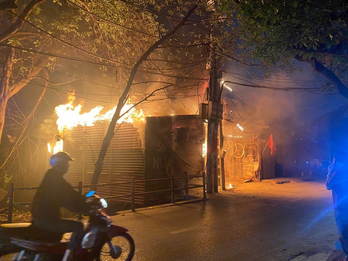 Ch&aacute;y qu&aacute;n c&agrave; ph&ecirc; h&aacute;t cho nhau nghe ở H&agrave; Nội: Nguy&ecirc;n nh&acirc;n v&agrave; thiệt hại - Ảnh 1.