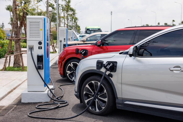 Chủ xe VinFast háo hức với hệ thống 99 siêu trạm sạc mới, thoải mái đi xa không lo điểm dừng - Ảnh 1.