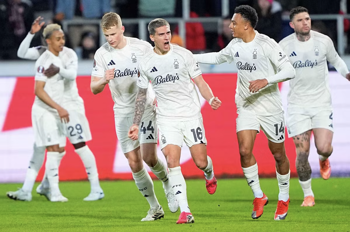 B&oacute;ng đ&aacute; Anh to&agrave;n thắng, Nottingham Forest v&agrave; Villa v&agrave;o tứ kết Europa League - Ảnh 1.