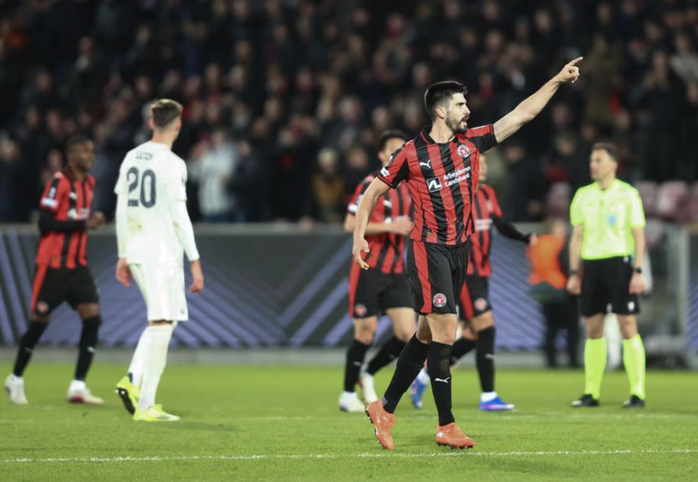 B&oacute;ng đ&aacute; Anh to&agrave;n thắng, Nottingham Forest v&agrave; Villa v&agrave;o tứ kết Europa League - Ảnh 3.