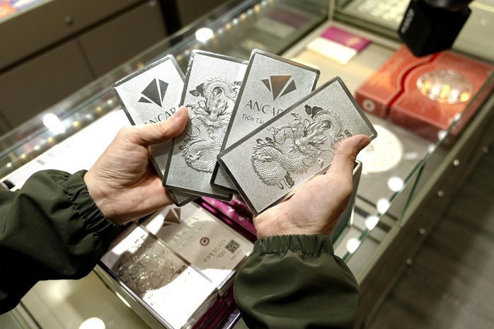  Lao dốc mạnh khi giá vàng và USD tăng cao - Ảnh 2.