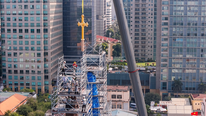 VIDEO: Cận cảnh th&aacute;nh gi&aacute; nặng 400kg tr&ecirc;n đỉnh Nh&agrave; thờ Đức B&agrave; - Ảnh 2.