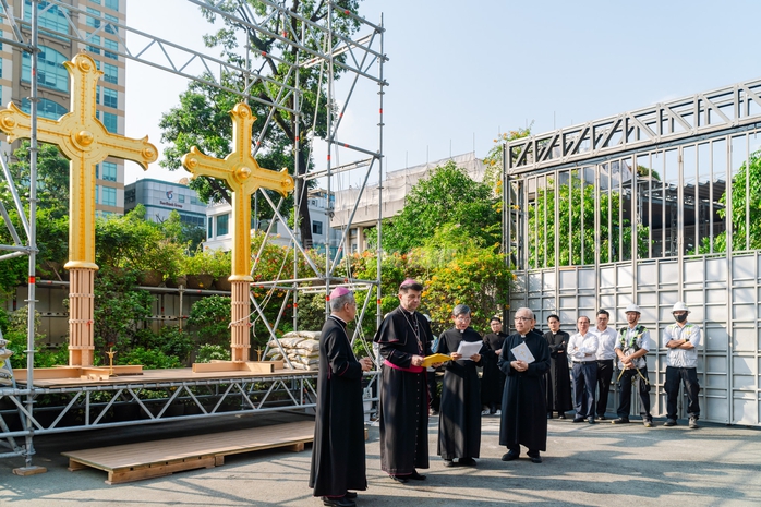  Cận cảnh thánh giá nặng 400kg trên đỉnh Nhà thờ Đức Bà - Ảnh 4.