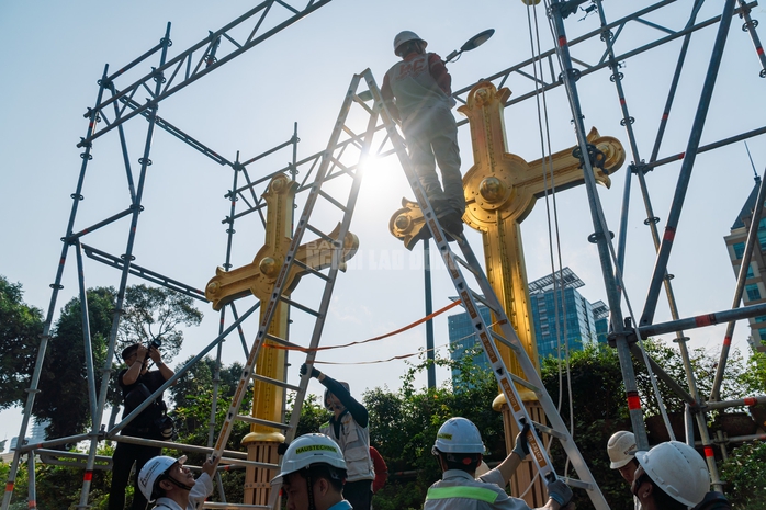 VIDEO: Cận cảnh th&aacute;nh gi&aacute; nặng 400kg tr&ecirc;n đỉnh Nh&agrave; thờ Đức B&agrave; - Ảnh 5.