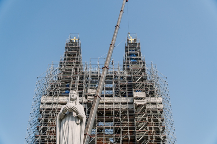  Cận cảnh thánh giá nặng 400kg trên đỉnh Nhà thờ Đức Bà - Ảnh 7.