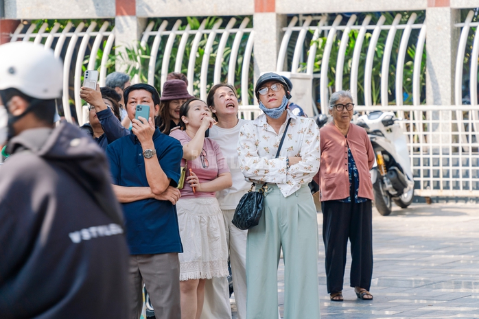 VIDEO: Cận cảnh th&aacute;nh gi&aacute; nặng 400kg tr&ecirc;n đỉnh Nh&agrave; thờ Đức B&agrave; - Ảnh 8.