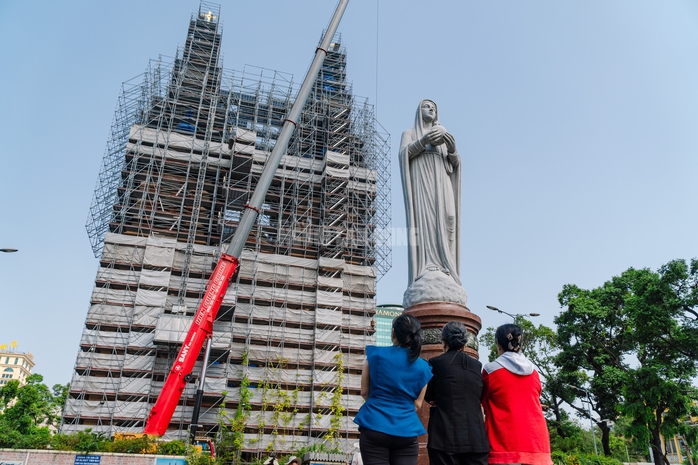 VIDEO: Cận cảnh th&aacute;nh gi&aacute; nặng 400kg tr&ecirc;n đỉnh Nh&agrave; thờ Đức B&agrave; - Ảnh 9.