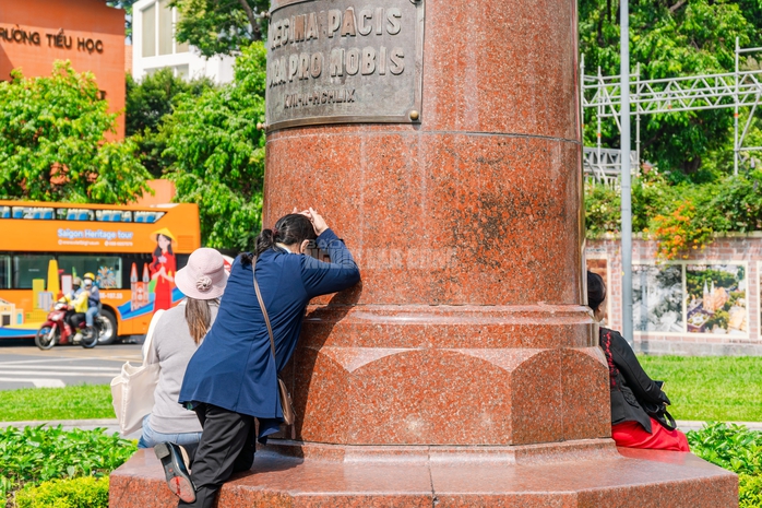 VIDEO: Cận cảnh th&aacute;nh gi&aacute; nặng 400kg tr&ecirc;n đỉnh Nh&agrave; thờ Đức B&agrave; - Ảnh 10.