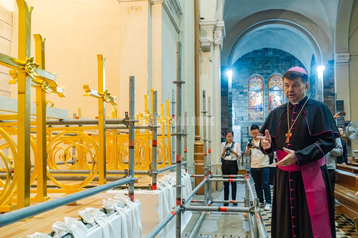  Cận cảnh thánh giá nặng 400kg trên đỉnh Nhà thờ Đức Bà - Ảnh 16.