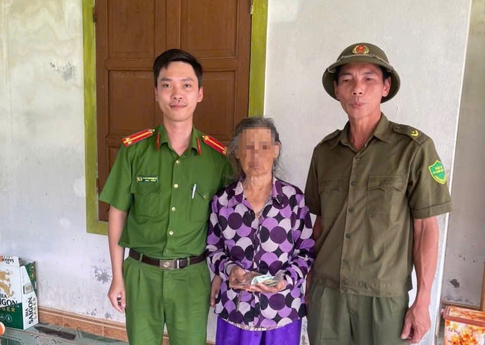 Bất ngờ nhận lại chiếc v&iacute; chứa tiền v&agrave; nhẫn v&agrave;ng sau hơn một th&aacute;ng đ&aacute;nh rơi - Ảnh 1.