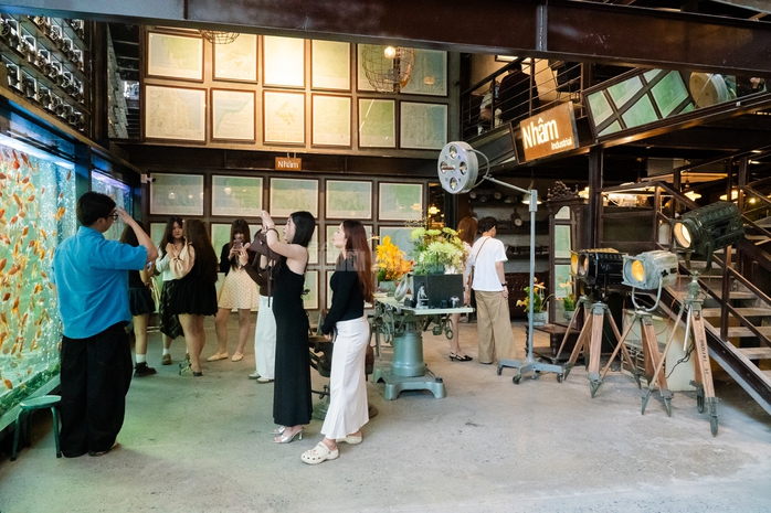 VIDEO: Trải nghiệm in h&igrave;nh l&ecirc;n ly nước khiến giới trẻ th&iacute;ch th&uacute; - Ảnh 5.