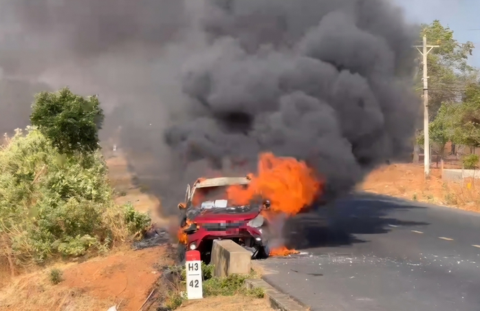 &Ocirc; t&ocirc; ch&aacute;y rụi tr&ecirc;n cung đường du lịch Mũi N&eacute; &ndash; B&agrave;u Trắng - Ảnh 1.