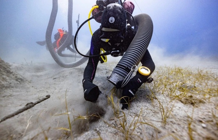 Đắm v&igrave; qu&aacute; tải b&aacute;u vật, "t&agrave;u ma" để lộ thứ đ&aacute;ng ch&uacute; &yacute; - Ảnh 1.