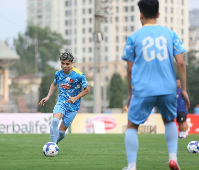 Tuyển thủ U23 Việt Nam đ&aacute;nh gi&aacute; cao năng lực Việt kiều Moric - Ảnh 1.