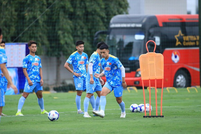 Tuyển thủ U23 Việt Nam đ&aacute;nh gi&aacute; cao năng lực Việt kiều Moric - Ảnh 3.