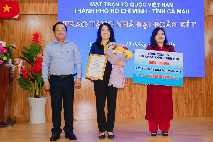 Saigontourist Group trao tặng kinh ph&iacute; x&acirc;y dựng 2 căn nh&agrave; Đại đo&agrave;n kết tại tỉnh C&agrave; Mau - Ảnh 1.