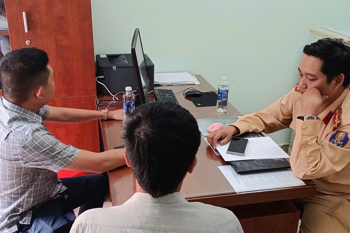 Ngang nhi&ecirc;n ngồi th&ugrave;ng xe b&aacute;n tải ăn uống giữa đường ở TPHCM: Vụ việc g&acirc;y ch&uacute; &yacute; 2023 - Ảnh 1.