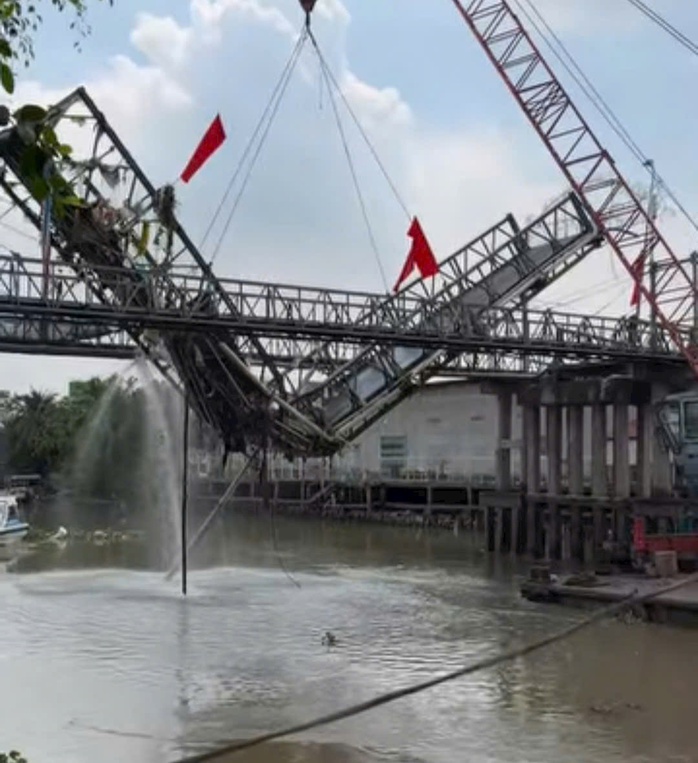 Xe tải chở gạo làm sập cầu ở Cần Thơ: Xử lý tài xế và doanh nghiệp vi phạm - Ảnh 1. Xe tải chở gạo làm sập cầu ở Cần Thơ: Xử lý tài xế và doanh nghiệp vi phạm - Ảnh 1.