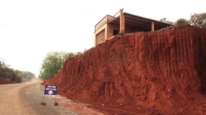 Lãnh đạo Đồng Nai yêu cầu làm rõ nguyên nhân nhà dân treo cao sau hạ cốt nền đường - Ảnh 1. Lãnh đạo Đồng Nai yêu cầu làm rõ nguyên nhân nhà dân treo cao sau hạ cốt nền đường - Ảnh 1.