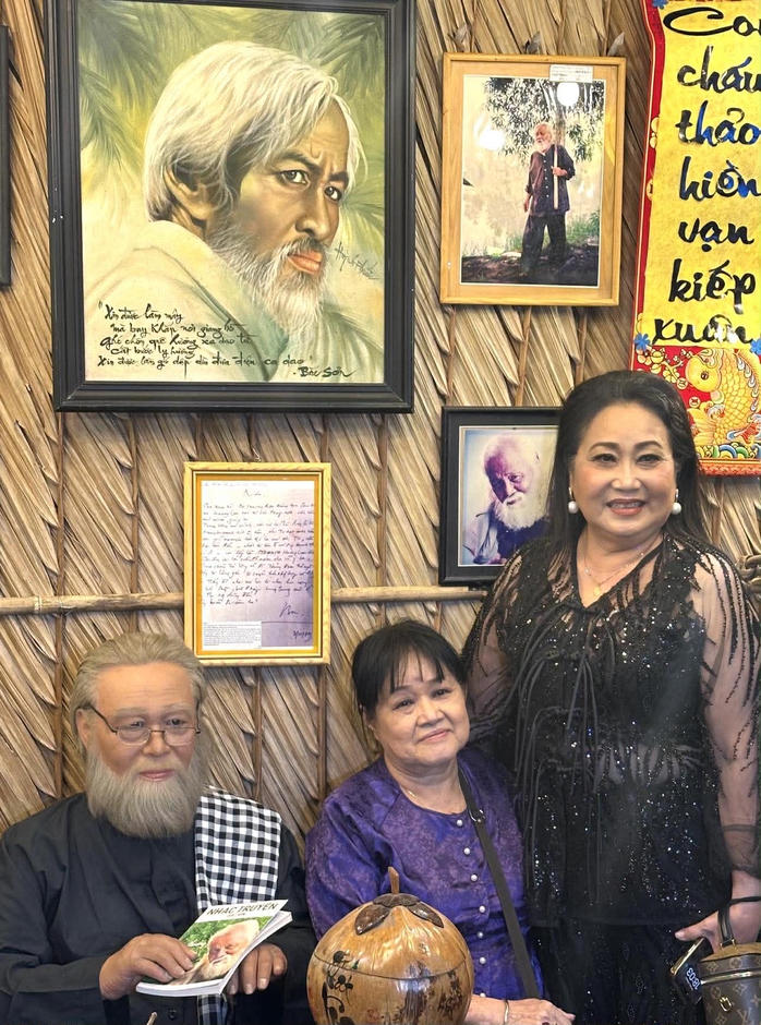 Thanh Hằng, B&iacute;ch Thủy, Hạ Ch&acirc;u x&uacute;c động trong ng&agrave;y giỗ nhạc sĩ &ndash; NSƯT Bắc Sơn - Ảnh 4.