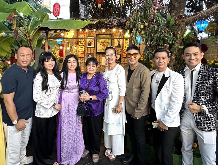 Thanh Hằng, B&iacute;ch Thủy, Hạ Ch&acirc;u x&uacute;c động trong ng&agrave;y giỗ nhạc sĩ &ndash; NSƯT Bắc Sơn - Ảnh 6.